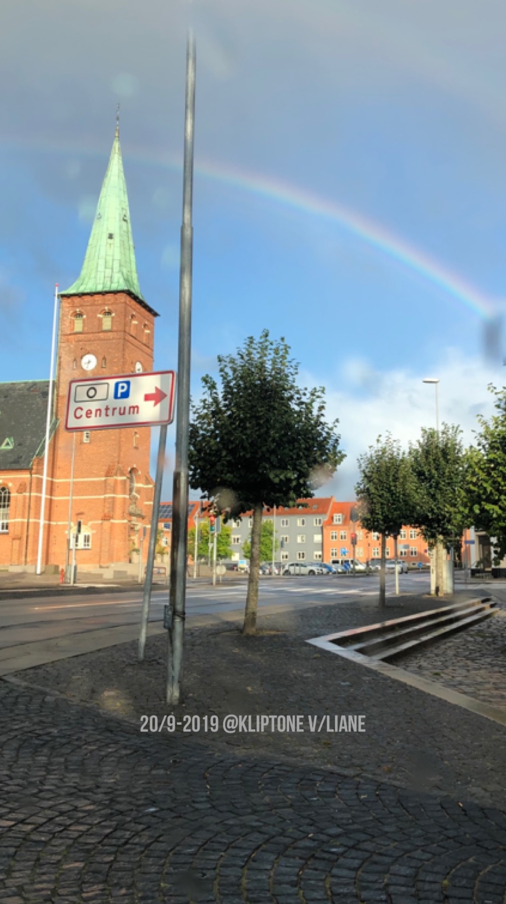 Skive kirke inden den fik nyt tag.. kig til højre så ser du Vestergade 16b og indgangen til KlipTone frisør og Parykhus med p-plads bagved med indkørsel ved Asylgade .. Ring til KlipTone 22281298